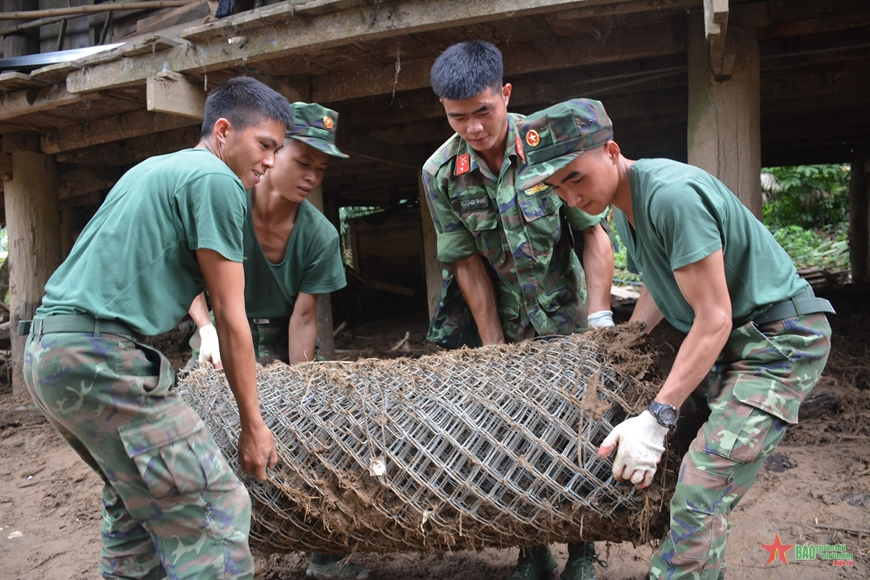 View - 	Troops and militiamen accompany flood-hit people in Dien Bien